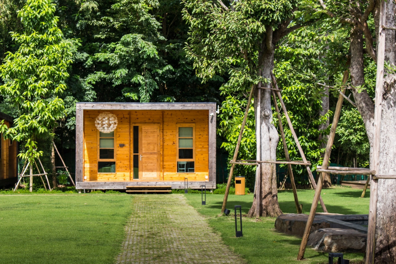 Modern Apt - Vibrant Neighborhood!